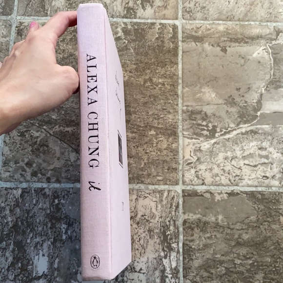 Alexa Chung IT hardcover book - Picture 2 of 4